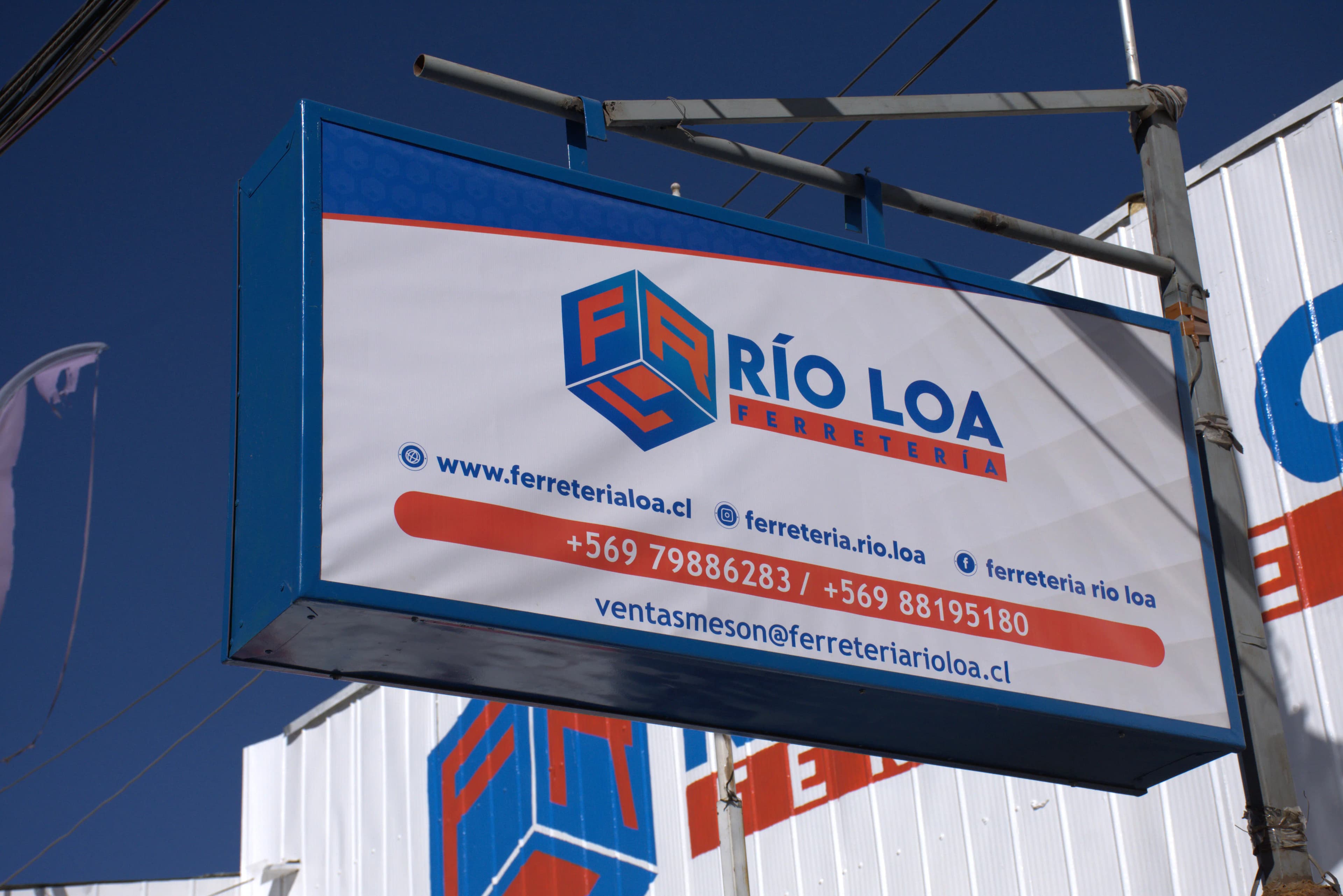 Cartel exterior de Ferretería Río Loa