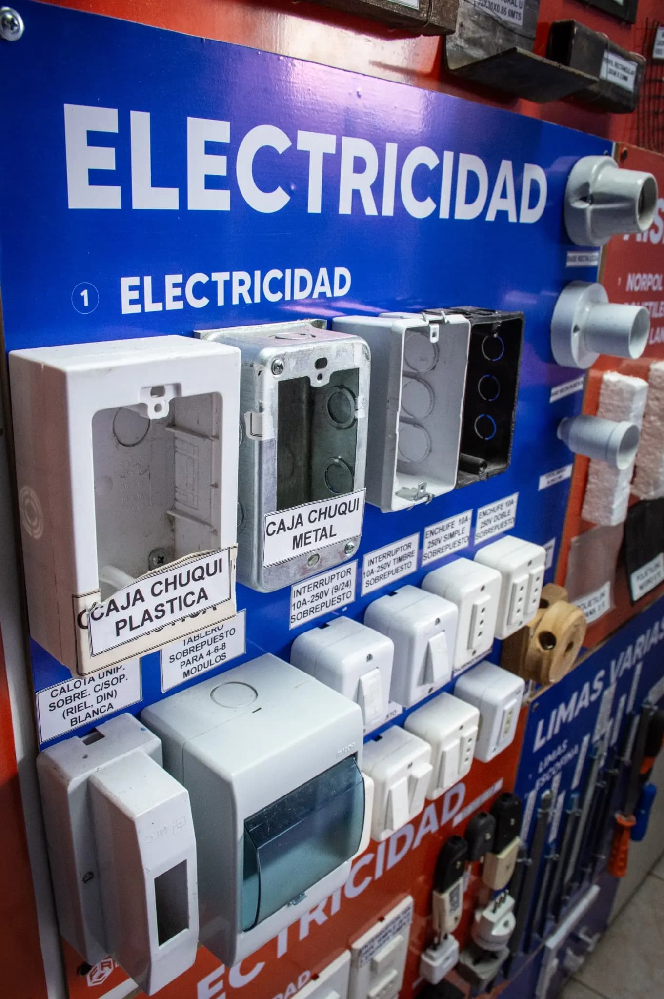 Sección de productos eléctricos de Ferretería Río Loa